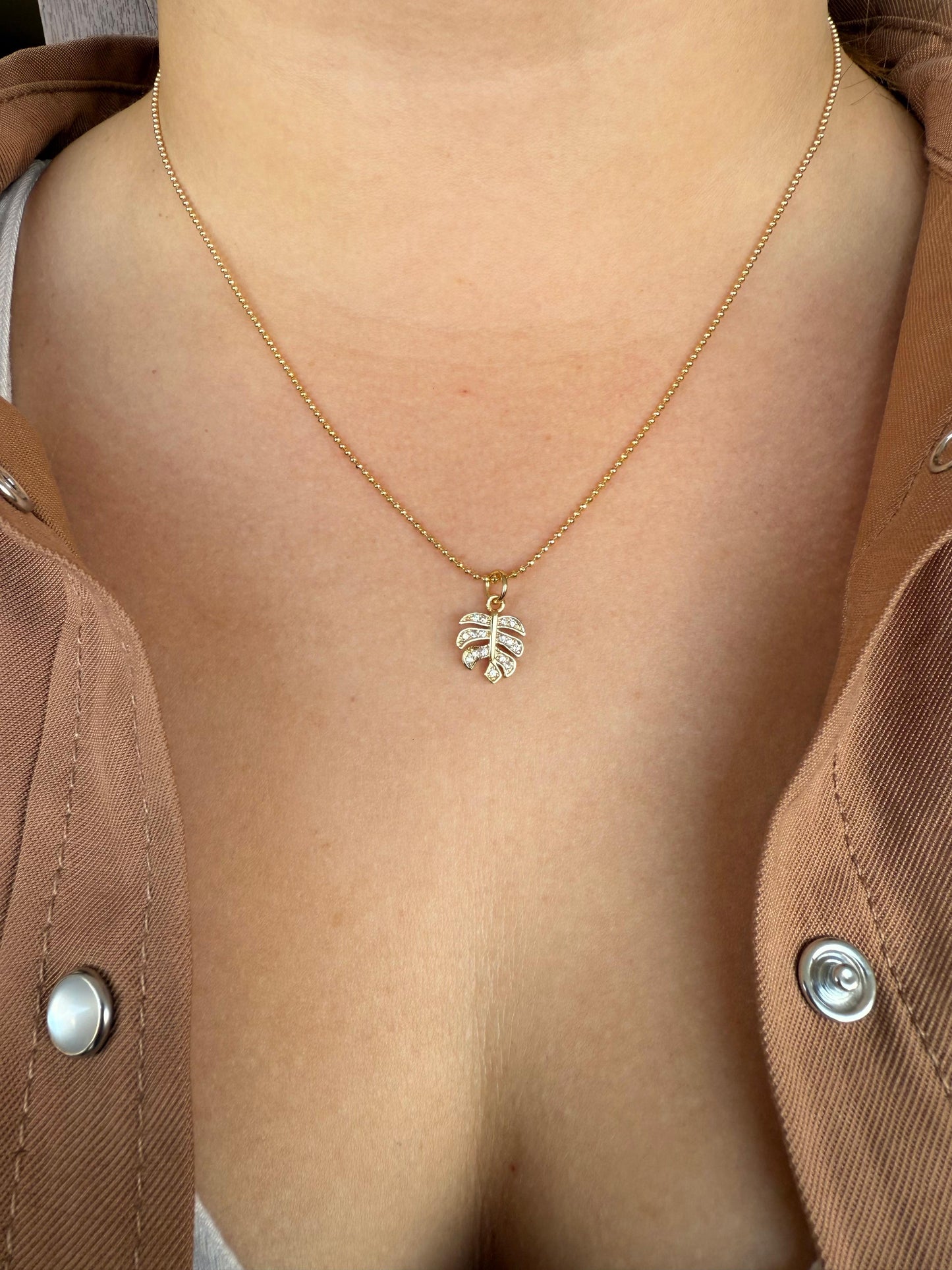 Colgante hoja enchapada dorada