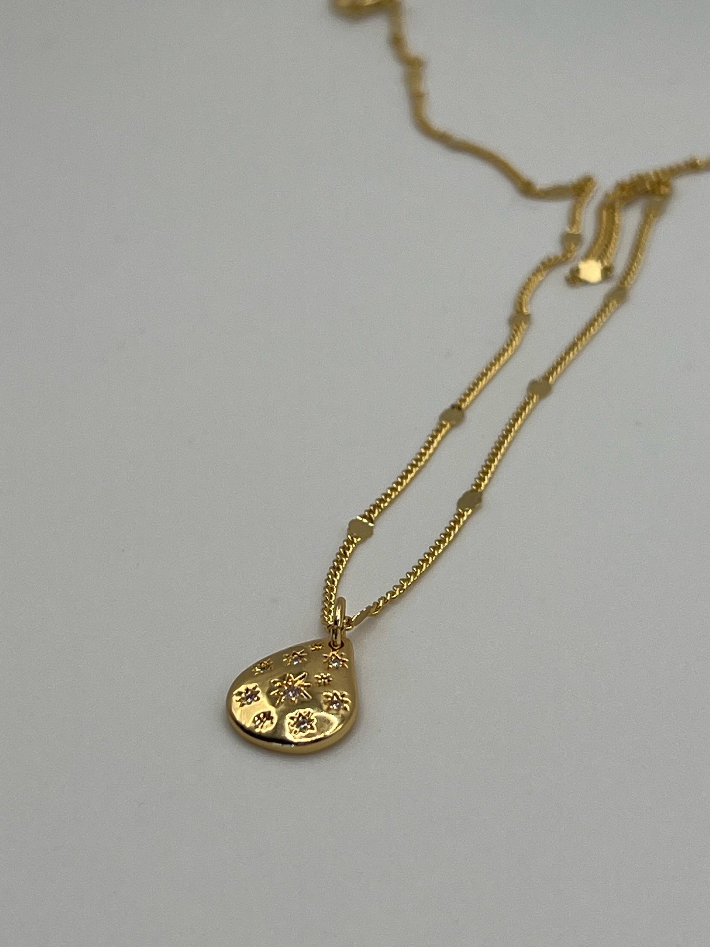 Colgante gota con estrellas