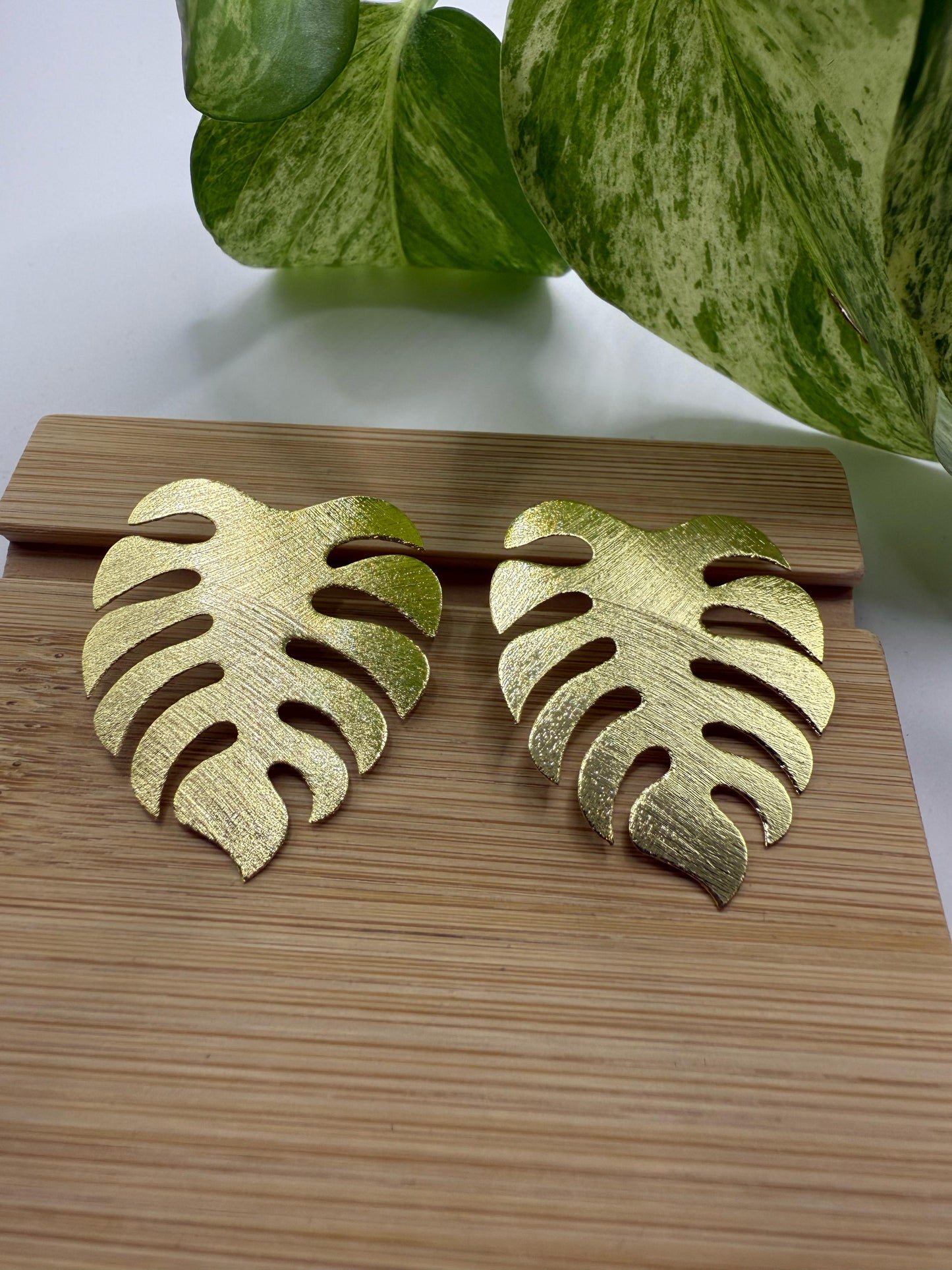 Aros monstera grandes dorados