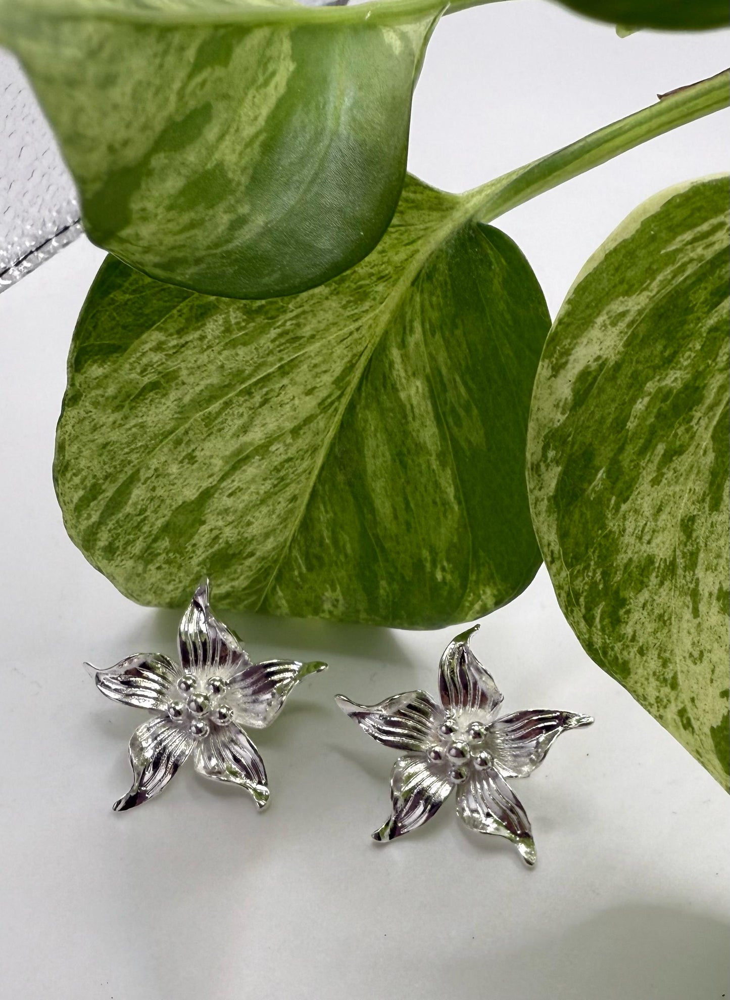 Aros flor con centro plateado