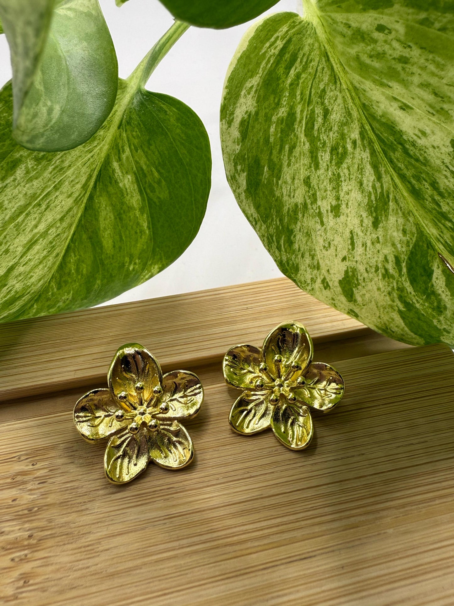 Aros flor redonda dorados