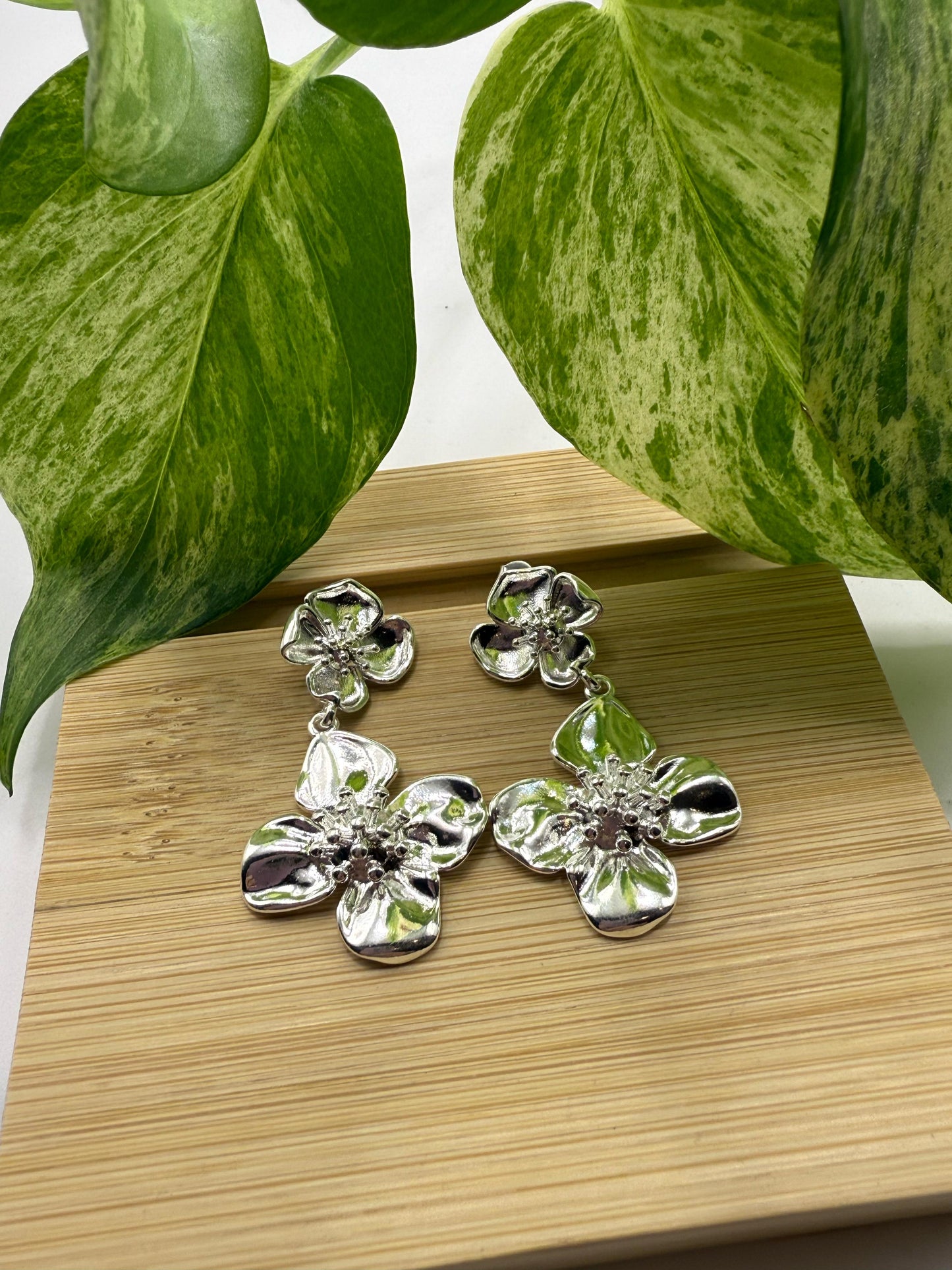 Aros colgantes flor plateados