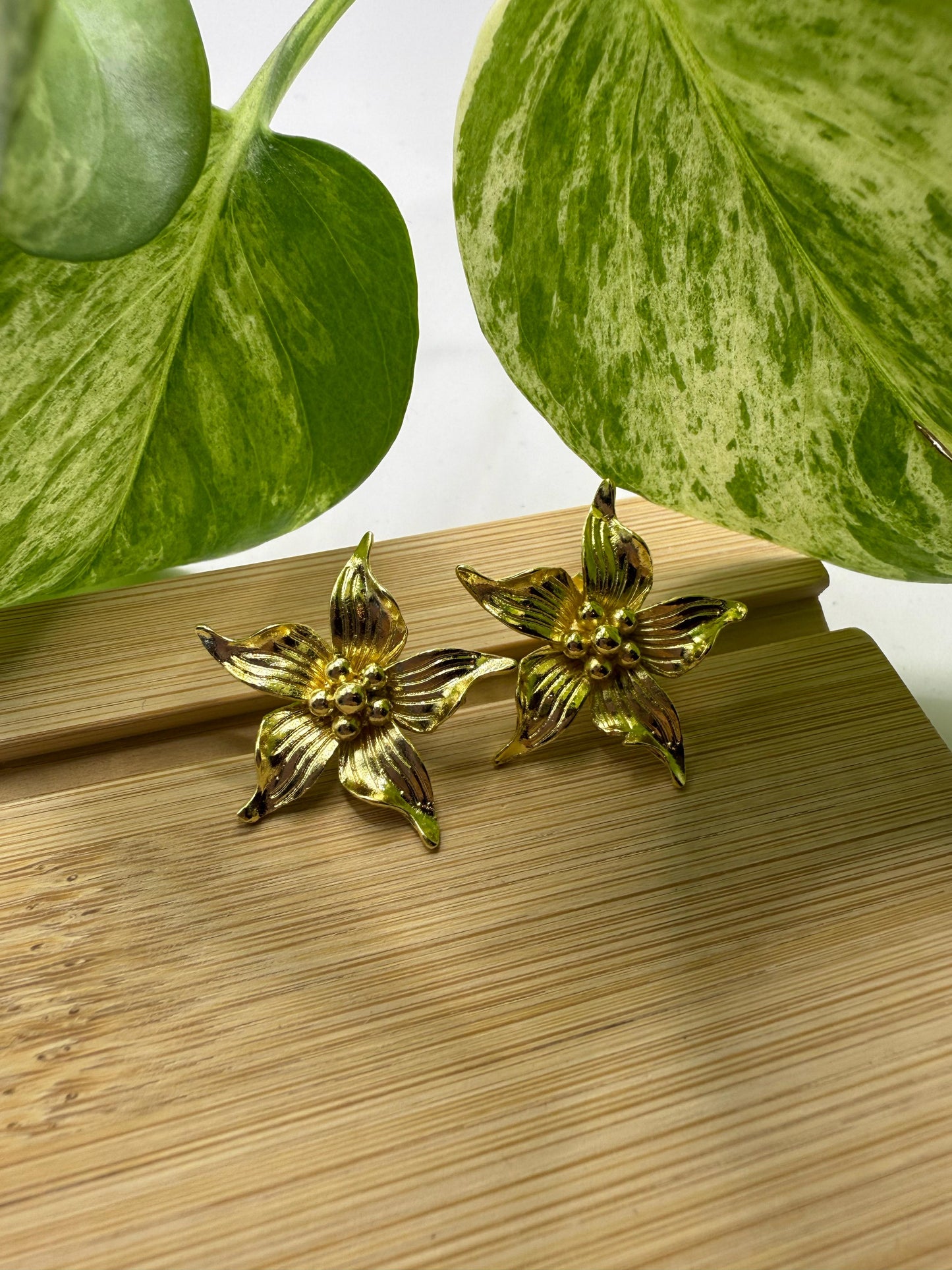 Aros flor con detalles dorados