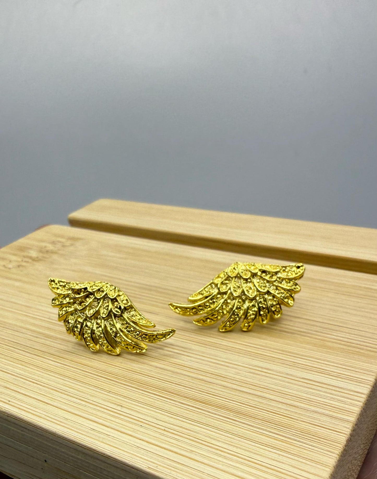 Aros alas doradas con detalles