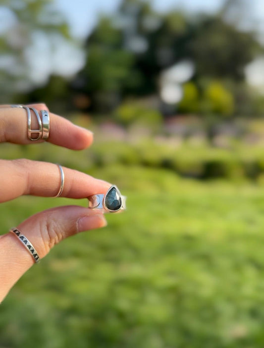 Anillo gota labradorita