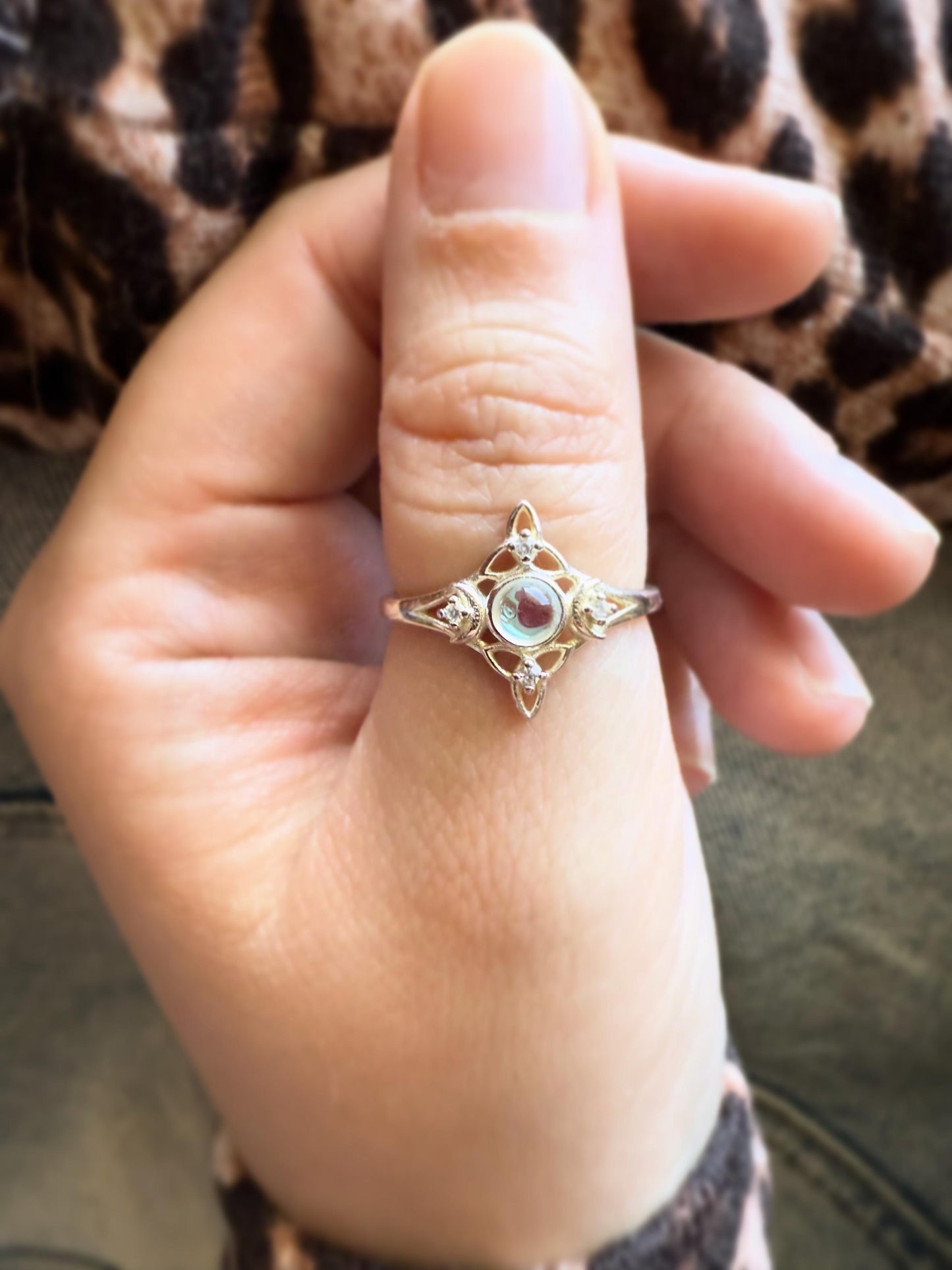 Anillo nudo de bruja ópalo